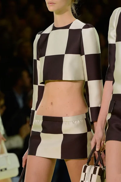 Look 48